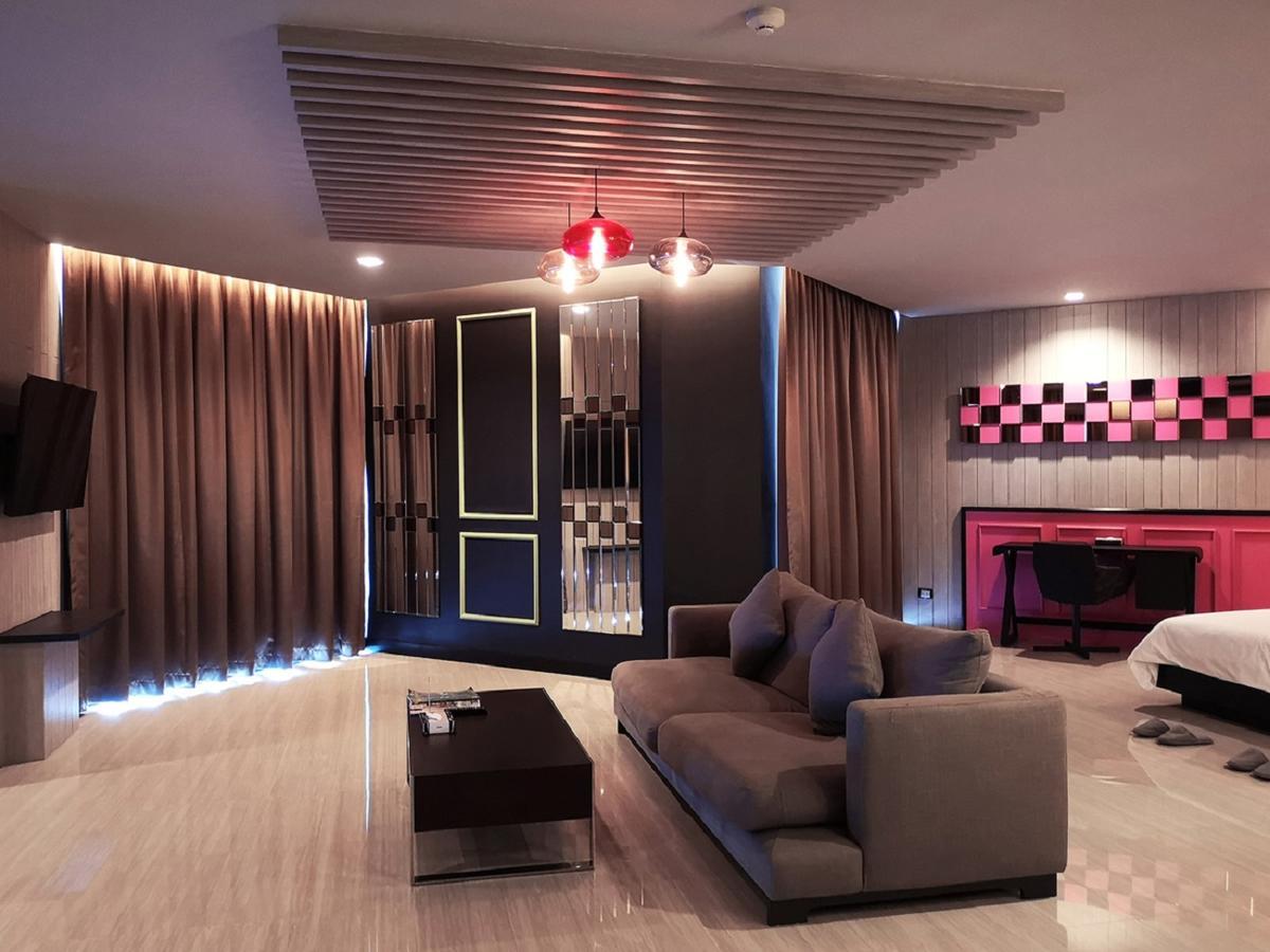 Tsix5 Phenomenal Hotel Pattaya Esterno foto