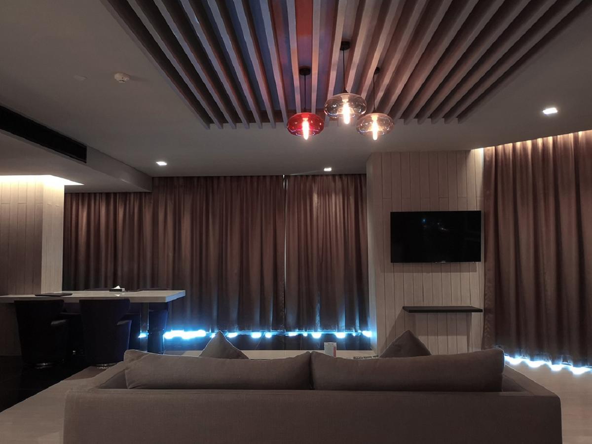 Tsix5 Phenomenal Hotel Pattaya Esterno foto