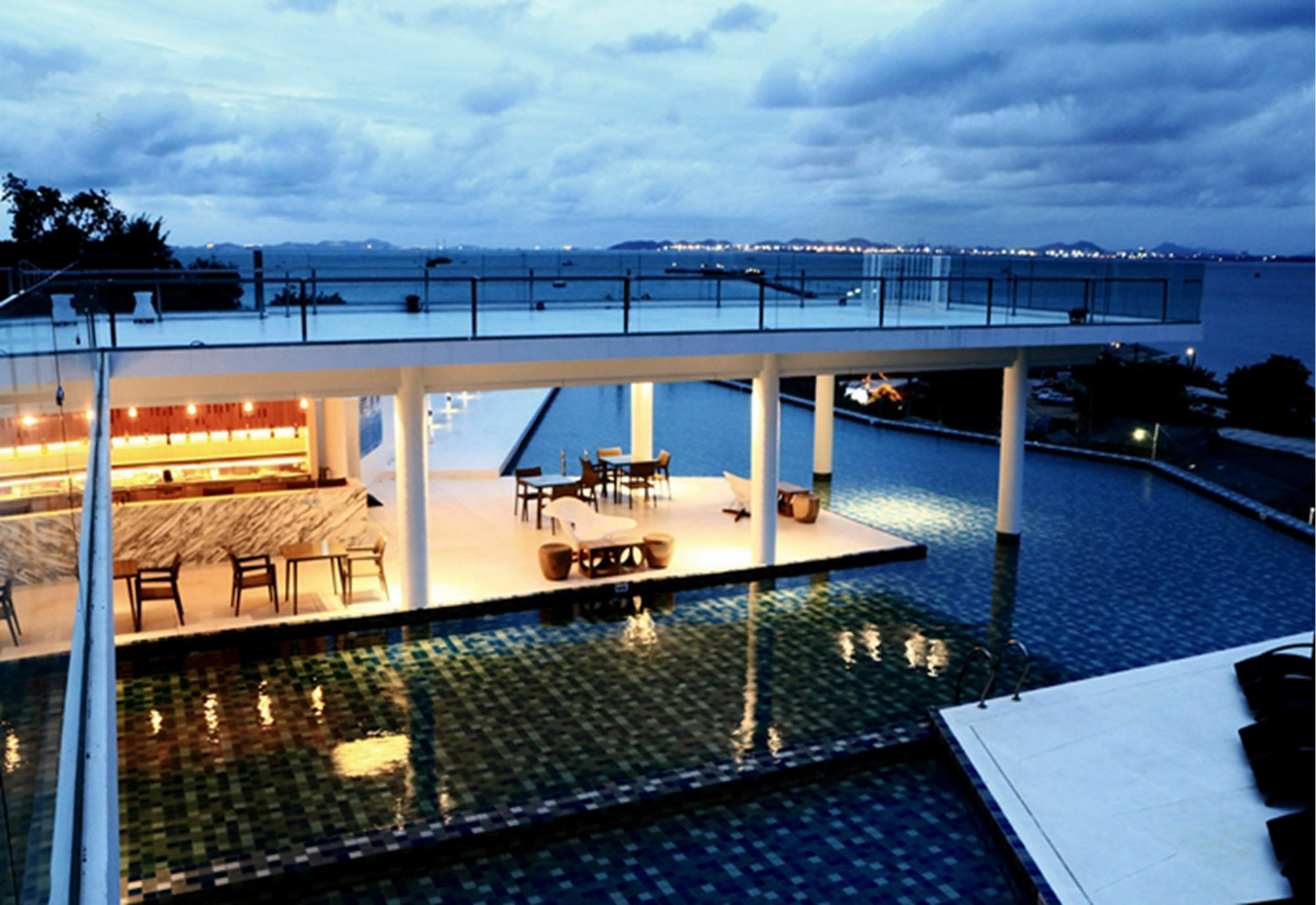Tsix5 Phenomenal Hotel Pattaya Esterno foto